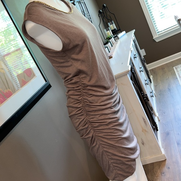 KUT FROM THE KLOTH Taupe Ruched Bodycon Midi Dress Chain Detail Size Medium - Picture 3 of 8